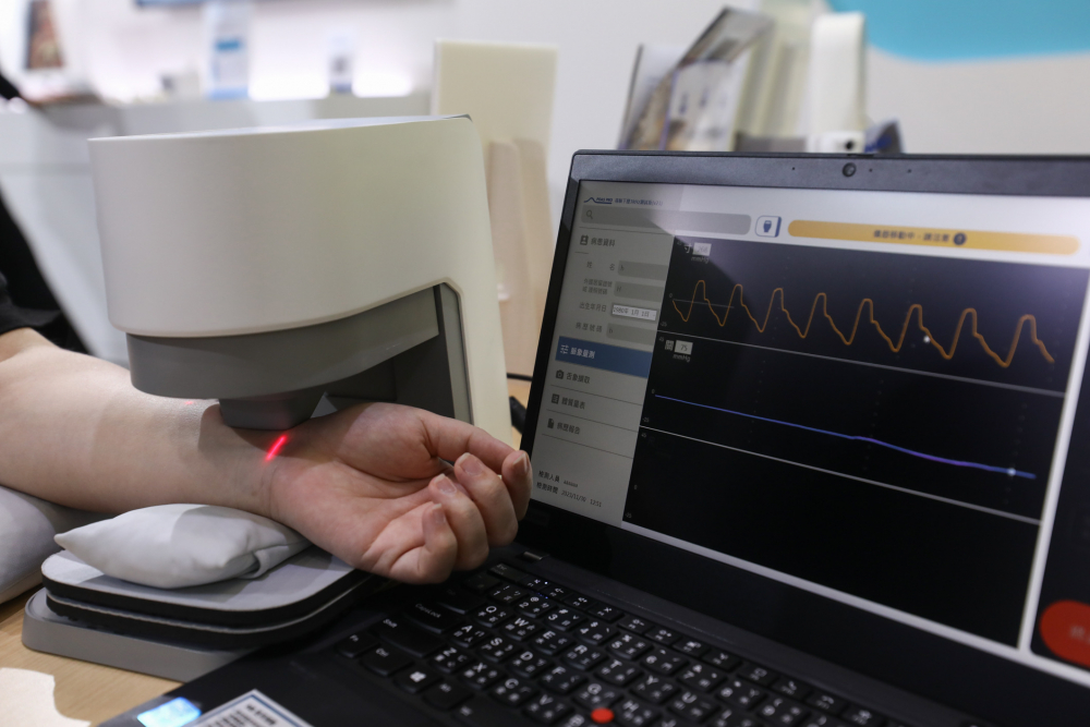 bifa必发耘康脈象檢測系統透過電腦精準控制升降系統，還原中醫師三指把脈過程的舉、按、尋手法，將脈象感受轉化成數據，未來可結合大數據分析，實現智慧醫療及準確性